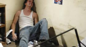 Das BAU-Team wird nach Los Angeles gerufen, wo in der Nacht zwei Männer mit einem Schwert ermordet wurden. Nach und nach kommen sie dem Rätsel auf die Spur. Der Comicbuchautors Jonny McHale (Frankie Muniz) wird nachts zum brutalen Mörder ... © Touchstone Television