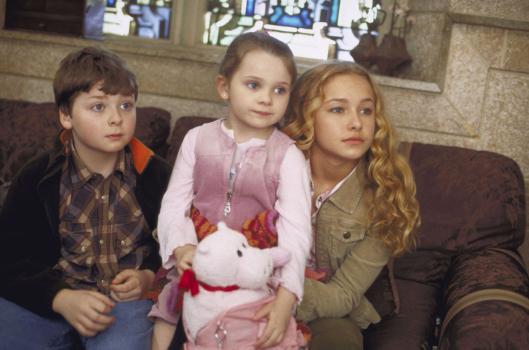 Liebe auf Umwegen - Helens Leben ändert sich schlagartig, als sie nach dem Tod ihrer Schwester und ihres Schwagers das Sorgerecht, deren drei Kinder Audrey (Hayden Panettiere, r.), Henry (Spencer Breslin, l.) und Sarah (Abigail Breslin, M.) übertragen bekommt ... © Touchstone Pictures. All rights reserved