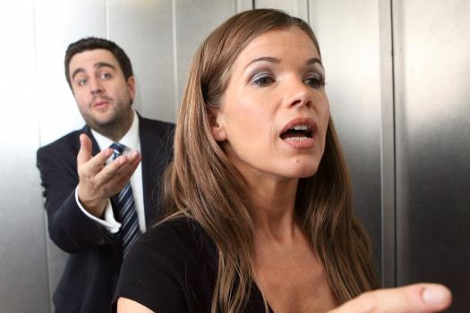 Der Abend nach der Verleihung des Grimme-Fernsehpreises für ihre Comedy-Show wird für Anke Engelke (Anke Engelke, r.) und Bastian (Bastian Pastewka, l.) zum Albtraum ... © Sat.1