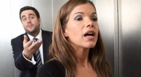 Der Abend nach der Verleihung des Grimme-Fernsehpreises für ihre Comedy-Show wird für Anke Engelke (Anke Engelke, r.) und Bastian (Bastian Pastewka, l.) zum Albtraum ... © Sat.1