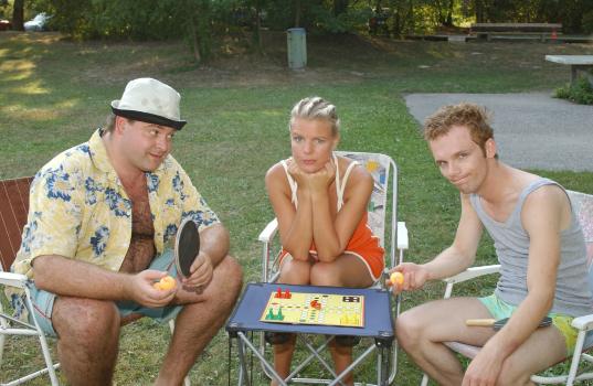 Mirja (Mirja Boes, M.) und Ralf (Ralf Schmitz, r.) haben keine Lust auf "Mensch-Ärgere-dich-nicht" spielen. Aber Markus (Markus Majowski, l.) weiß etwas Besseres ... © Sat.1