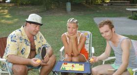 Mirja (Mirja Boes, M.) und Ralf (Ralf Schmitz, r.) haben keine Lust auf "Mensch-Ärgere-dich-nicht" spielen. Aber Markus (Markus Majowski, l.) weiß etwas Besseres ... © Sat.1