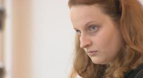 Schicksale - und plötzlich ist alles anders - Die Augenoptikerin Lena fühlt sich unwohl in ihrer Haut. Nicht nur, dass sie ein paar Pfunde zu viel auf den Rippen hat. In der Arbeit ist sie das Opfer ihrer scharfzüngigen Kollegin. Erst als Lena Tim kennenlernt, schöpft sie wieder Hoffnung. Doch Tim hat ein Geheimnis vor ihr - und plötzlich steht das Paar vor einem schier unüberwindbaren Hindernis ... © SAT.1 Schicksale - und plötzlich ist alles anders - Die Augenoptikerin Lena fühlt sich unwohl in ihrer Haut. Nicht nur, dass sie ein paar Pfunde zu viel auf den Rippen hat. In der Arbeit ist sie das Opfer ihrer scharfzüngigen Kollegin. Erst als Lena Tim kennenlernt, schöpft sie wieder Hoffnung. Doch Tim hat ein Geheimnis vor ihr - und plötzlich steht das Paar vor einem schier unüberwindbaren Hindernis ... © SAT.1