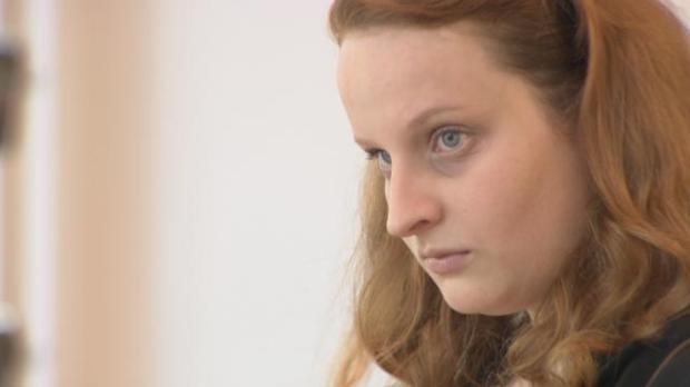 SAT.1 Die Augenoptikerin Lena fühlt sich unwohl in ihrer Haut. Nicht nur, dass sie...