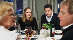 Pastewka - Ein Abendessen mit einer bösen Überraschung: Bastian (Bastian Pastewka, 2.v.r.), Anne (Sonsee Neu, 2.v.l.), Karin (Claudia Rieschel, l.) und Klaus (Peter Fricke, r.) ... © Frank W. Hempel SAT.1