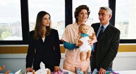 Edel & Starck - Felix (Christoph M. Ohrt, r.) vertritt einen Mann, der unbedingt Hebamme werden möchte. Doch keine Klinik will ihn einstellen, weil es angeblich keine Frauen gibt, die eine männliche Hebamme wünschen. Diese Behauptung muss überprüft werden. Felix und Sandra (Rebecca Immanuel, l.) führen eine Umfrage in einem Geburtsvorbereitungskurs durch ... © Hardy Spitz Sat.1