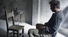 Tony (Michael Weatherly) wird in Somalia festgehalten und unter Drogen gesetzt. Er soll den Terroristen alle Geheimnisse des NCIS verraten. Ein Psychokrieg beginnt ... © CBS Television