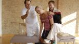 Viel Pech in der Comedy-WG: Janine (Janine Kunze, M.) muss zum Masseur (Markus Majowski, l.), dem schnell klar wird, warum sie einen verspannten Rü...