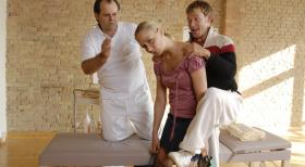 Viel Pech in der Comedy-WG: Janine (Janine Kunze, M.) muss zum Masseur (Markus Majowski, l.), dem schnell klar wird, warum sie einen verspannten Rücken hat: Ihr Mann Mathias (Mathias Schlung, r.) lässt sich auf eigenartige Weise von ihr jeden Abend nach Hause bringen... © Sat.1