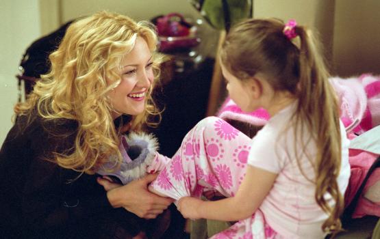 Liebe auf Umwegen - Nach und nach wächst Helen (Kate Hudson, l.) in ihre neue Rolle und kümmert sich liebevoll um Audrey, Henry und Sarah (Abigail Breslin, r.) ... © Touchstone Pictures. All rights reserved