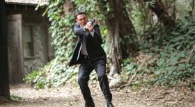 Auf der Suche nach dem Mörder von Justin DeGeorge: Wayne (Owain Yeoman) ... © Warner Bros. Television