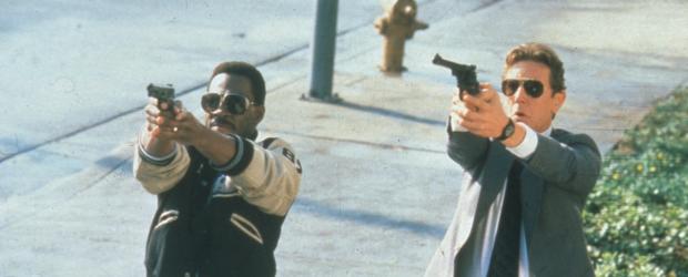 Bei der Aufklärung eines Mordes kommen Billy Rosewood (Judge Reinhold, r.) und Axel Foley (Eddie Murphy, l.) auf die Spur einer hervorragend organisierten Verbrecherbande ... © Paramount Pictures