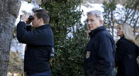 Navy CIS - Das Team, darunter Special Agent Anthony DiNozzo (Michael Weatherly, l.) und Gibbs (Mark Harmon, M.) schließen sich dem Ministerium für Verteidigung an, um den aktuellen Fall zu lösen. Dabei trifft Gibbs auf seine Ex-Freundin Army Lt. Col. Hollis Mann (Susanna Thompson, r.) ... © CBS Television Navy CIS - Das Team, darunter Special Agent Anthony DiNozzo (Michael Weatherly, l.) und Gibbs (Mark Harmon, M.) schließen sich dem Ministerium für Verteidigung an, um den aktuellen Fall zu lösen. Dabei trifft Gibbs auf seine Ex-Freundin Army Lt. Col. Hollis Mann (Susanna Thompson, r.) ... © CBS Television