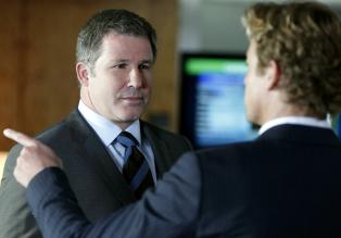 The Mentalist - Bei den Ermittlungen in einem Mordfall stößt Patrick (Simon Baker, r.) auf Quinton Bosh (Larry Poindexter, l.). Doch was hat er damit zu tun? © Warner Bros. Television