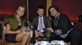Mirja (Mirja Boes, l.) und Mathias (Mathias Schlung, M.) machen die Erfahrung, dass Pekinesen bei Markus (Markus Majowski, r.) im Chinarestaurant nicht erwünscht sind. © Sat.1