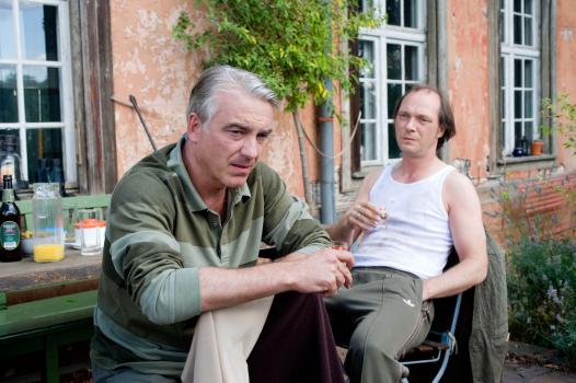 Barfuß bis zum Hals - Wider Erwarten freunden sich die beiden gegensätzlichen Männer, Nudist Helmut Steiner (Martin Brambach, r.) und der konservative Textil-Unternehmer Dieter Lohe (Christoph M. Ohrt, l.), an. Dennoch wagt es Helmut nicht, seinem neuen Freund die Wahrheit über das Camp mitzuteilen ... © Sat.1