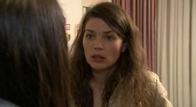 Schicksale - und plötzlich ist alles anders - Der Geburtstag ihrer Tochter Melanie erinnert Alexandra jedes Jahr an den größten Fehler ihres Lebens. Mit 18 brachte sie Zwillinge auf die Welt. Völlig überfordert mit der Situation sah sie nur einen Ausweg: Die Kinder getrennt aufwachsen zu lassen. Der Vater der Mädchen, behielt Jennifer, die kleine Melanie blieb bei ihr ... © SAT.1