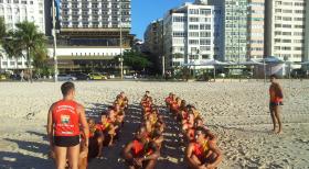 Stellungswechsel: Job bekannt, fremdes Land - Brasilien - Militärischer Drill an der Copacabana  Gabi und David (vorne l.) - zwei Wald-und-Wiesen-Bademeister aus Thüringen  tauschen ihre gemütlichen Jobs gegen militärischen Drill am bekanntesten Strand der Welt ... © kabel eins