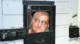 Markus Maria Profitlich wird eingesperrt. © Sat.1