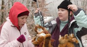 Weibsbilder - Die beiden Sportlerinnen (Sabine Menne, l.; Mackie Heilmann, r.) diskutieren, ob Nordic Walking die Umwelt belastet oder nicht ... © Frank Hempel Sat.1