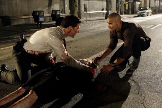 Nach einem Anschlag wird Kate Joyner (Sienna Guillory, liegend) schwerverletzt. Hotch (Thomas Gibson, l.) und Morgan (Shemar Moore, r.) versuchen alles, um sie am Leben zu halten. Nach und nach kommen die Agenten darauf, wer für den Anschlag verantwortlich ist ... © Touchstone Television