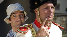 Andere Länder, andere Sitten: Ein Tourist (Thomas M. Held, l.) trifft auf einen Soldaten (Hanno Friedrich, r.) ... © Sat.1
