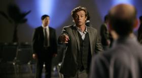 Xander Harrington, der Sohn und zukünftige Erbe des Medienimperiums seines Vaters Alexander Harrington, wird während der Feier zu seiner Ernennung als Nachfolger seines Vaters erstochen. Patrick (Simon Baker, M.) und seine Kollegen übernehmen die Ermittlungen ... © Warner Brothers Entertainment Inc.