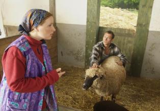 Ein Bauer und sein Lieblings-Schaf - ein wirklich schönes Paar, aber wehe sie werden erwischt! (Hanno Friedrich, l.,  Nina Vorbrodt, r.) © Sat.1