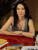 Elementary - Zur Seite steht dem durchgeknallten Ermittler Sherlock Holmes, die junge Ärztin Joan Watson (Lucy Liu), die sein geniales, aber auch drogengeplagtes Gemüt, im Zaum hält ... © CBS Television
