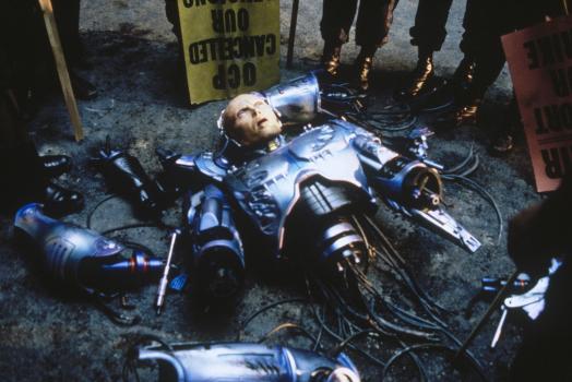 Robocop 2 - Die Herren vom Industrieverbund "Omni Consumer Products" sehen ihre Chance gekommen, Detroit übernehmen zu können. Das Ende des friedfertigen Robocops (Peter Weller)? ... © Orion Pictures Corp.