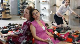 Männer gehen ins Schuhgeschäft, kaufen innerhalb von fünf Minuten ein Paar Schuhe und tragen es tagein tagaus, bis es auseinanderfällt. Frauen und Schuhe dagegen - eine unendliche Geschichte!  v.l.n.r. Nina Vorbrodt, Shirin Soraya, Emily Wood © Sat.1