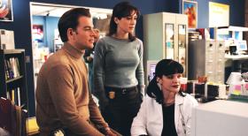 Navy CIS - Stehen vor einem Rätsel: Tony (Michael Weatherly, l.), Kate (Sasha Alexander, M.) und Abby (Pauley Perrette, r.) ... © CBS Television Navy CIS - Stehen vor einem Rätsel: Tony (Michael Weatherly, l.), Kate (Sasha Alexander, M.) und Abby (Pauley Perrette, r.) ... © CBS Television