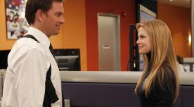 NCIS Special Agent E.J. Barrett (Sarah Jane Morris, r.) und Tony (Michael Weatherly, l.) ermitteln in einem neuen Fall ... © CBS Television