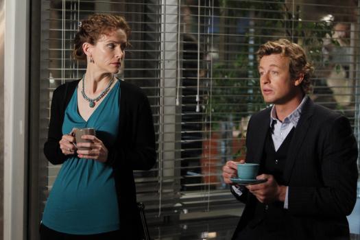 Während ihres ersten Dates werden Patrick (Simon Baker, r.) und Kristina (Leslie Hope, l.) beim Abendessen unterbrochen, als Lisbon Patrick darüber informiert, dass beim CBI ein Video mit einem Red John Mord eingegangen ist ... © Warner Brothers