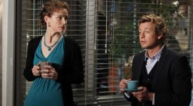 Während ihres ersten Dates werden Patrick (Simon Baker, r.) und Kristina (Leslie Hope, l.) beim Abendessen unterbrochen, als Lisbon Patrick darüber informiert, dass beim CBI ein Video mit einem Red John Mord eingegangen ist ... © Warner Brothers