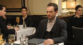 Elementary - Ermittelt in einem neuen Fall: Sherlock Holmes (Jonny Lee Miller) ... © CBS Television
