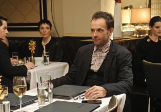 Elementary - Ermittelt in einem neuen Fall: Sherlock Holmes (Jonny Lee Miller) ... © CBS Television
