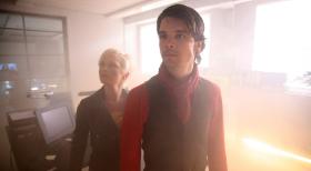 Primeval - Rückkehr der Urzeitmonster - Durch ein mysteriöses Zeitportal sind Riesenwürmer in unsere Zeit eingedrungen. Connor (Andrew Lee Potts, r.) und Abby (Hannah Spearritt, l.) versuchen die grässlichen Monster zu stoppen ... © ITV Plc