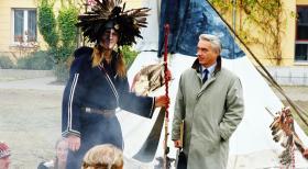 Edel & Starck - Felix (Christoph M. Ohrt, r.) trifft im Indianerlager auf "Brauner Bär" (Franz Braunshausen, l.). © Hardy Spitz Sat.1