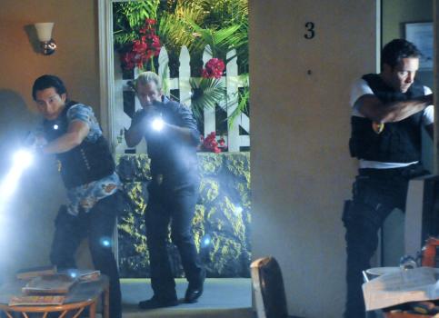 Hawaii Five-0 - Ein neuer Fall beschäftigt Steve (Alex O'Loughlin, r.),  Danny (Scott Caan, M.) und Chin (Daniel Dae Kim, l.) ... © TM &   CBS Studios Inc. All Rights Reserved.