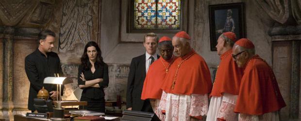 Illuminati - Der Vatikan ist einer schrecklichen Bedrohung ausgesetzt. Eine Gruppe mit dem Namen "Die Illuminati", der Erzfeind der katholischen Kirche, holt zum finalen Schlag aus. Für (v.l.n.r.) Robert Langdon (Tom Hanks), Vittoria Vetra (Ayelet Zurer), Gardist Chartrand (Thure Lindhart) und Kardinal Strauss (Armin Mueller-Stahl, 3.v.r.) beginnt eine mörderische Schnitzeljagd ... © 2009 Columbia Pictures Industries, Inc. All Rights Reserved.