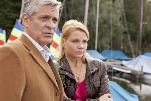 Danni Lowinski - Während Kurt sich einen sündhaft teuren und tollen Rollstuhl gönnt, versucht Danni (Annette Frier, r.) den Richter (Dietrich Adam, l.) davon zu überzeugen, dass ihre Mandanten den Segelturn schaffen können ... © SAT.1