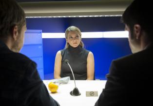 Der letzte Bulle - Die Freundin des Ermordeten, Silke Wieland (Luise Bähr), will von dessen krimineller Vergangenheit nichts gewusst haben ... © Martin Rottenkolber SAT.1