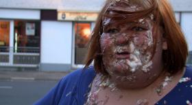Pures Leben - Mitten in Deutschland - Eileen kann Sahnetorten zwar gerne leiden, doch mit dieser Attacke hatte sie nicht gerechnet ... © SAT.1