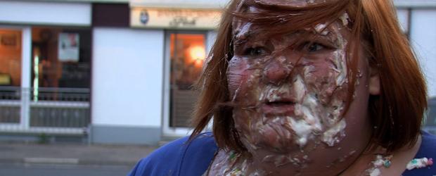 Pures Leben - Mitten in Deutschland - Eileen kann Sahnetorten zwar gerne leiden, doch mit dieser Attacke hatte sie nicht gerechnet ... © SAT.1 Pures Leben - Mitten in Deutschland - Eileen kann Sahnetorten zwar gerne leiden, doch mit dieser Attacke hatte sie nicht gerechnet ... © SAT.1