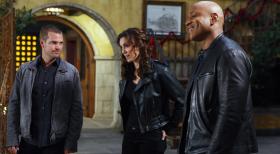 Das ehemalige Mitglied eines Bombenräumkommandos im Irak wird mit einer Bombe in seinem Handy, die per Anruf gezündet wurde, umgebracht. Sam (LL Cool J, r.), Callen (Chris O'Donnell, l.) und Kensi (Daniela Ruah, M.) beginnen mit den Ermittlungen, da schon bald klar ist, dass es kein Unfall war ... © CBS Studios Inc. All Rights Reserved.