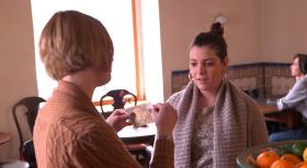 Patchwork Family - Während Toni glaubt, bald sterben zu müssen, bekommt Sarafina (r.) von ihrer Tante Niki (l.) eine Ausbildungsstelle angeboten - allerdings zum Leidwesen ihrer bequemen Mutter Doro. Denn wer soll ihr jetzt im Haushalt helfen? © SAT.1