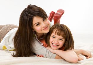 Schwesterherzen - Ramonas wilde Welt - Auch Beezus (Selena Gomez, l.) wird bald klar: Ohne ihr kleine, chaotische Schwester Ramona (Joey King, r.) wäre das Leben ganz schön langweilig ... © Alan Markfield TM and   2010 Twentieth Century Fox and Walden Media, LLC. All rights reserved. Not for sale or duplication