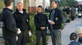 Ein neuer Fall wartet auf (v.l.n.r.) McGee (Sean Murray), Gibbs (Mark Harmon), Ziva (Cote de Pablo), Tony (Michael Weatherly), Jimmy (Brian Dietzen) und Ducky (David McCallum) ... © CBS Television