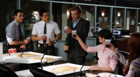 Gemeinsam versuchen sie, komplizierte Mordfälle zu lösen: Wayne Rigsby (Owain Yeoman, l.), Teresa Lisbon (Robin Tunney, 2.v.r.), Patrick Jane (Simon Baker, M.), Kimball Cho (Tim Kang, 2.v.l.) und Grace Van Pelt (Amanda Righetti, r.) ... © Warner Bros. Television